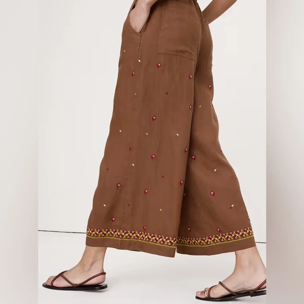 NEW! Banana Republic The Pull-On Wide-Leg Ankle Pant In Embroidered Print 🩷